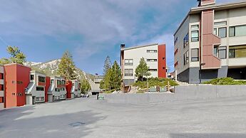 Two Bedroom Units at 1849 Condos with 3 Hot Tubs & Slopeside