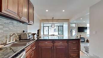 Two Bedroom Units at 1849 Condos with 3 Hot Tubs & Slopeside