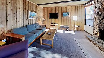 Two Bedroom Units at 1849 Condos with 3 Hot Tubs & Slopeside