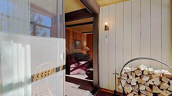 Two Bedroom Units at 1849 Condos with 3 Hot Tubs & Slopeside