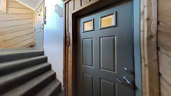 Two Bedroom Units at 1849 Condos with 3 Hot Tubs & Slopeside