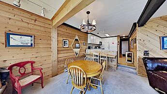 Two Bedroom Units at 1849 Condos with 3 Hot Tubs & Slopeside