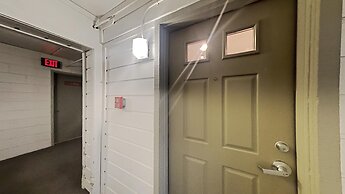 Two Bedroom Units at 1849 Condos with 3 Hot Tubs & Slopeside