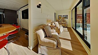 Two Bedroom Units at 1849 Condos with 3 Hot Tubs & Slopeside