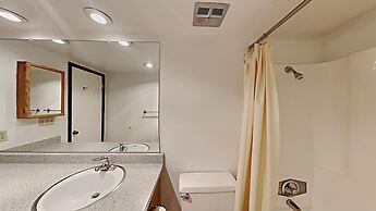 Two Bedroom Units at 1849 Condos with 3 Hot Tubs & Slopeside