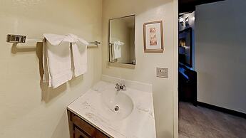 Two Bedroom Units at 1849 Condos with 3 Hot Tubs & Slopeside