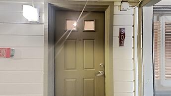 Two Bedroom Units at 1849 Condos with 3 Hot Tubs & Slopeside