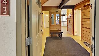 Two Bedroom Units at 1849 Condos with 3 Hot Tubs & Slopeside