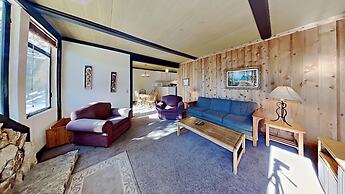 Two Bedroom Units at 1849 Condos with 3 Hot Tubs & Slopeside