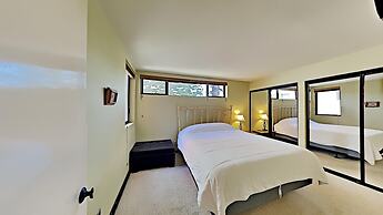 Two Bedroom Units at 1849 Condos with 3 Hot Tubs & Slopeside