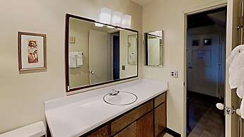 Two Bedroom Units at 1849 Condos with 3 Hot Tubs & Slopeside