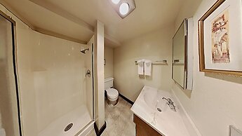 Two Bedroom Units at 1849 Condos with 3 Hot Tubs & Slopeside