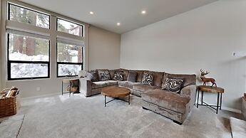 Two Bedroom Units at 1849 Condos with 3 Hot Tubs & Slopeside