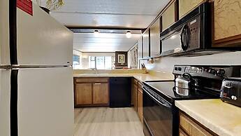 Two Bedroom Units at 1849 Condos with 3 Hot Tubs & Slopeside