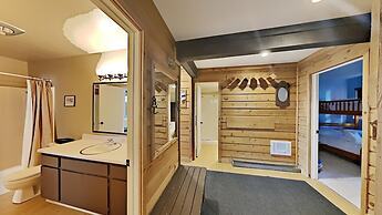 Two Bedroom Units at 1849 Condos with 3 Hot Tubs & Slopeside
