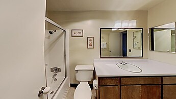 Two Bedroom Units at 1849 Condos with 3 Hot Tubs & Slopeside