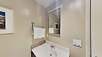Two Bedroom Units at 1849 Condos with 3 Hot Tubs & Slopeside