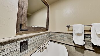 Two Bedroom Units at 1849 Condos with 3 Hot Tubs & Slopeside
