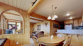 Two Bedroom Units at 1849 Condos with 3 Hot Tubs & Slopeside