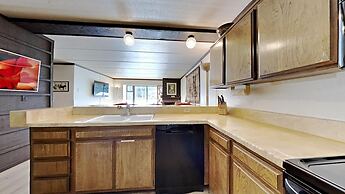 Two Bedroom Units at 1849 Condos with 3 Hot Tubs & Slopeside