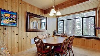 Two Bedroom Units at 1849 Condos with 3 Hot Tubs & Slopeside