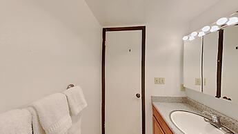 Two Bedroom Units at 1849 Condos with 3 Hot Tubs & Slopeside