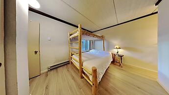 Two Bedroom Units at 1849 Condos with 3 Hot Tubs & Slopeside