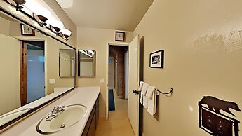 Two Bedroom Units at 1849 Condos with 3 Hot Tubs & Slopeside
