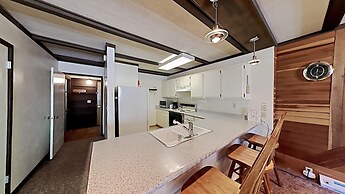 Two Bedroom Units at 1849 Condos with 3 Hot Tubs & Slopeside