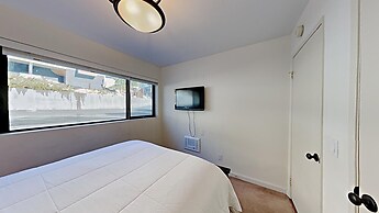 Nicely Remodeled 2 Bedrooms at 1849 Condos - Easy Access to Slopes!