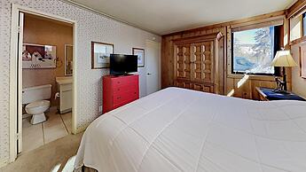 Nicely Remodeled 2 Bedrooms at 1849 Condos - Easy Access to Slopes!