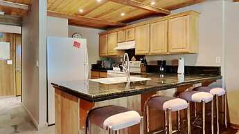 Beautifully Remodeled 2 Bed 2 Bath Condo with Mountain View! Great Loc