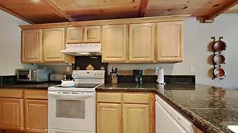 Beautifully Remodeled 2 Bed 2 Bath Condo with Mountain View! Great Loc