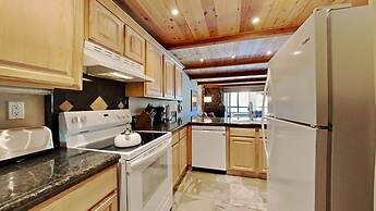 Beautifully Remodeled 2 Bed 2 Bath Condo with Mountain View! Great Loc