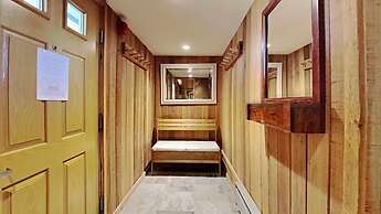 Beautifully Remodeled 2 Bed 2 Bath Condo with Mountain View! Great Loc