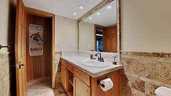 Beautifully Remodeled 2 Bed 2 Bath Condo with Mountain View! Great Loc