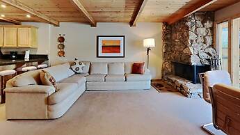 Beautifully Remodeled 2 Bed 2 Bath Condo with Mountain View! Great Loc