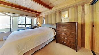 Beautifully Remodeled 2 Bed 2 Bath Condo with Mountain View! Great Loc