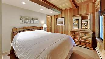 Beautifully Remodeled 2 Bed 2 Bath Condo with Mountain View! Great Loc