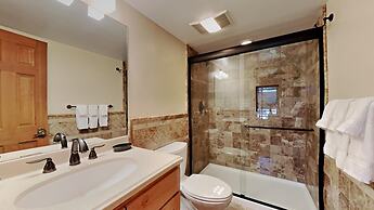 Beautifully Remodeled 2 Bed 2 Bath Condo with Mountain View! Great Loc