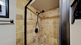 Spacious 2 Bedroom Condo Great For Friends and Families! Free Village 