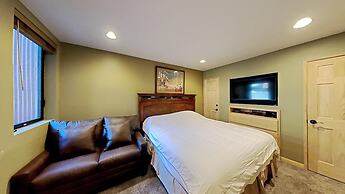 Spacious 2 Bedroom Condo Great For Friends and Families! Free Village 