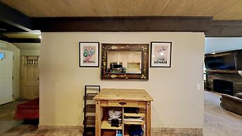 Spacious 2 Bedroom Condo Great For Friends and Families! Free Village 