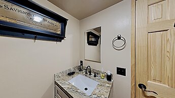 Spacious 2 Bedroom Condo Great For Friends and Families! Free Village 