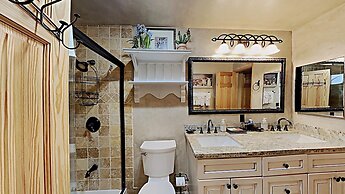 Spacious 2 Bedroom Condo Great For Friends and Families! Free Village 