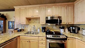 Spacious 2 Bedroom Condo Great For Friends and Families! Free Village 