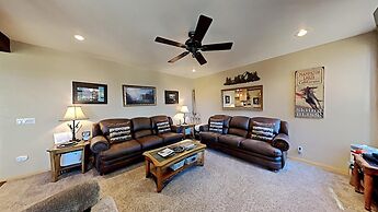 Spacious 2 Bedroom Condo Great For Friends and Families! Free Village 