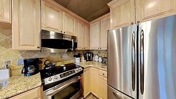 Spacious 2 Bedroom Condo Great For Friends and Families! Free Village 