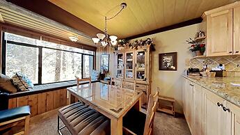 Spacious 2 Bedroom Condo Great For Friends and Families! Free Village 