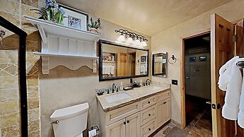 Spacious 2 Bedroom Condo Great For Friends and Families! Free Village 